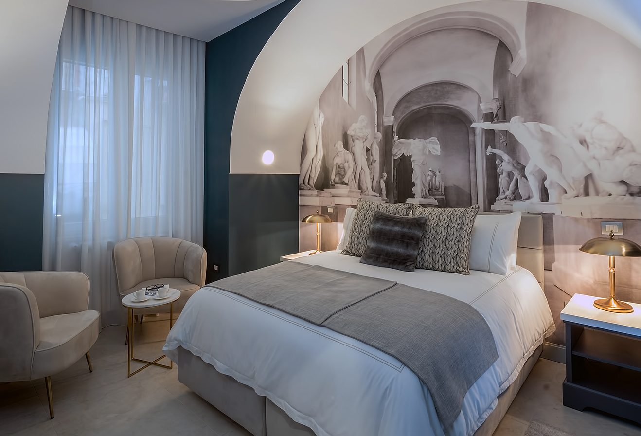 Camera di Arcadia Napoli con arredi eleganti e decorazioni artistiche, progetto di interior design FDF Design