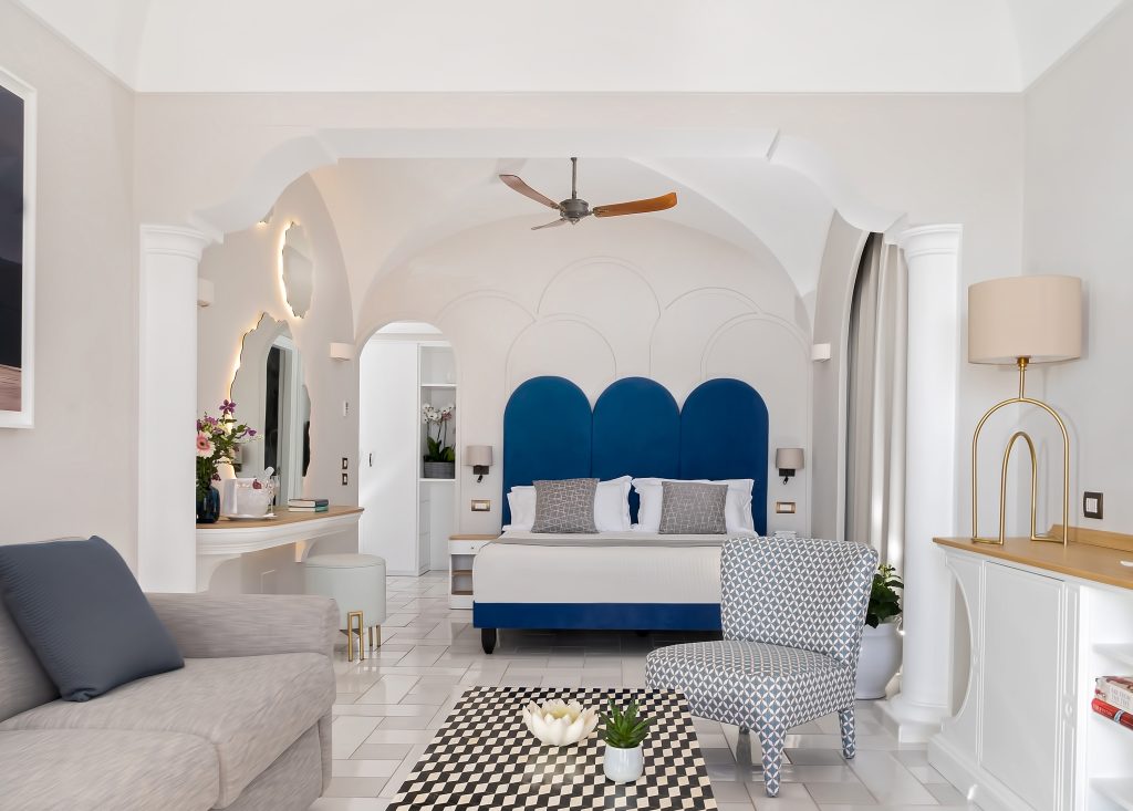 Restyling camera Hotel Luna a Capri con archi bianchi, arredi su misura e testiera blu, progetto FDF Design