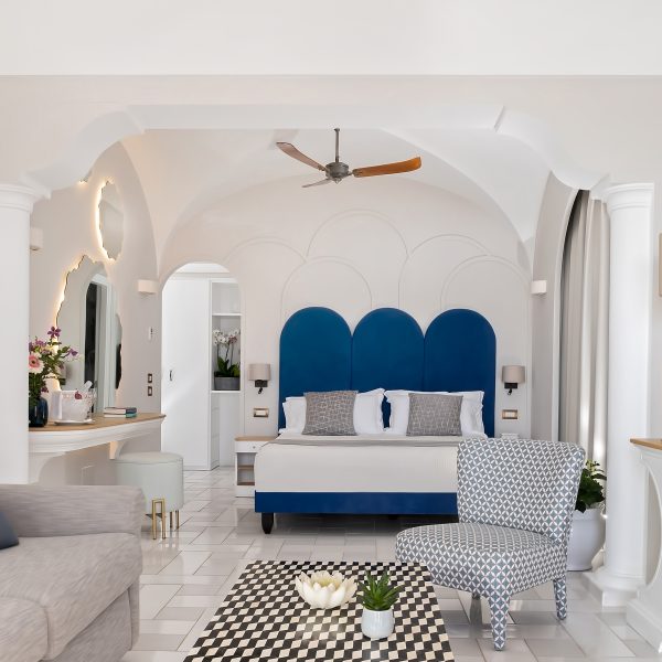 Restyling camera Hotel Luna a Capri con archi bianchi, arredi su misura e testiera blu, progetto FDF Design